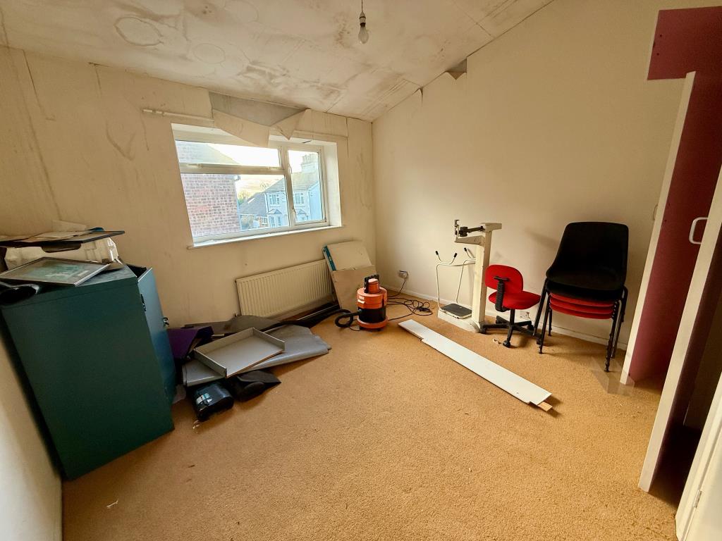 Lot: 58 - DOCTORS SURGERY WITH VACANT UPPER PARTS OFFERING POTENTIAL - Room one